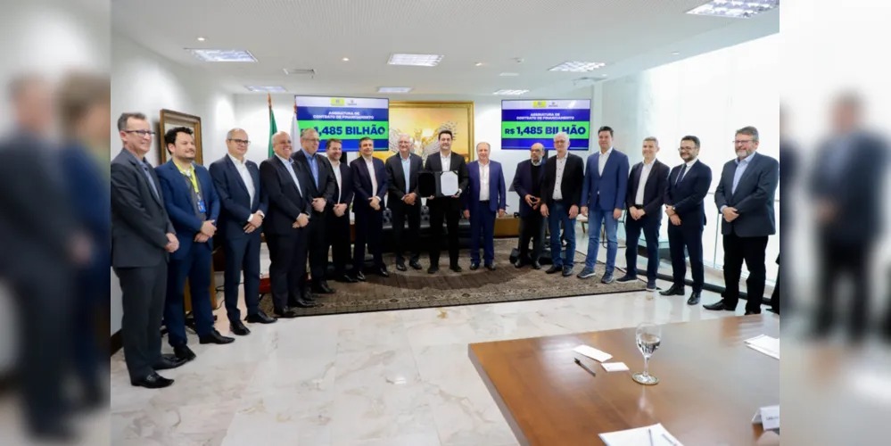 PR assina contrato de R$ 1,5 bi para financiar obras de infraestrutura